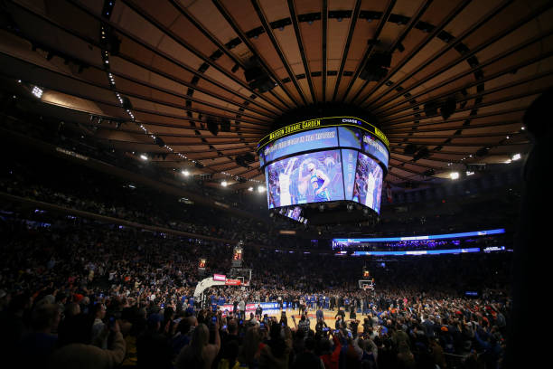 how many people does madison square garden hold