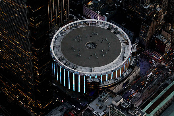 how many people does madison square garden hold